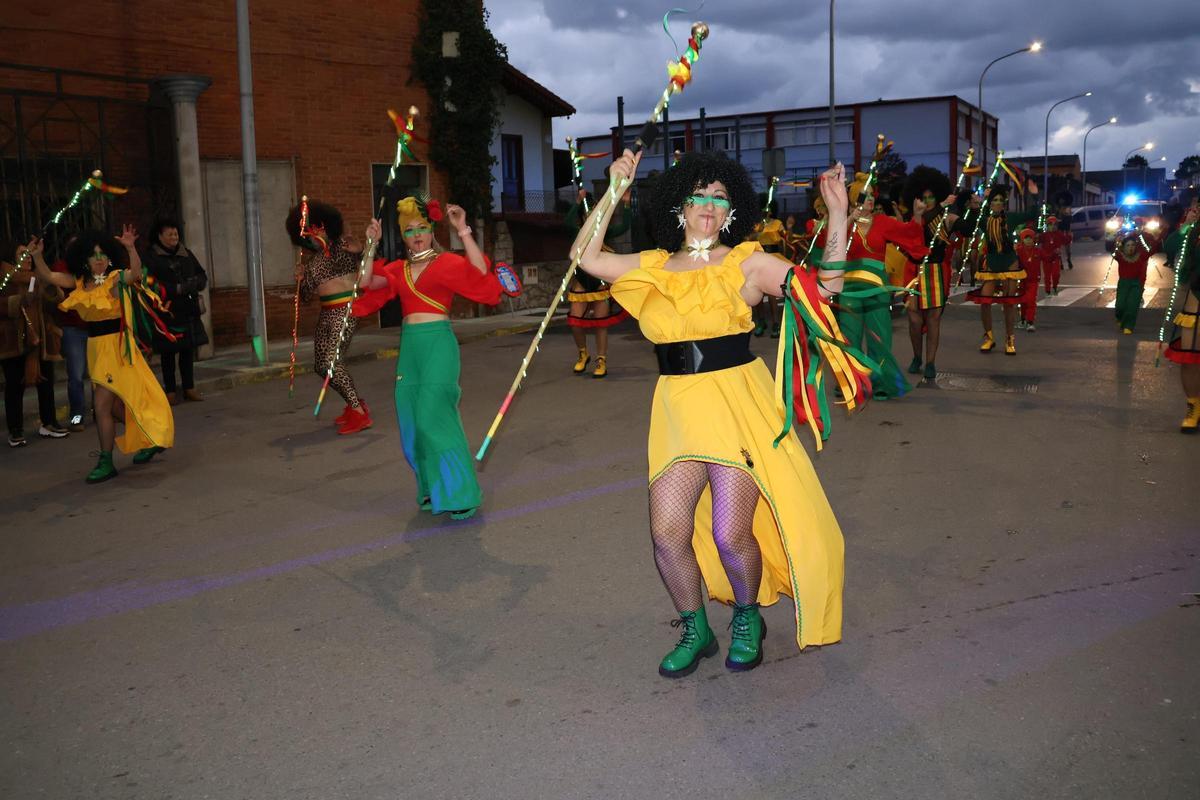 Uno de los grupos en el desfile de Carnaval de Llanes.