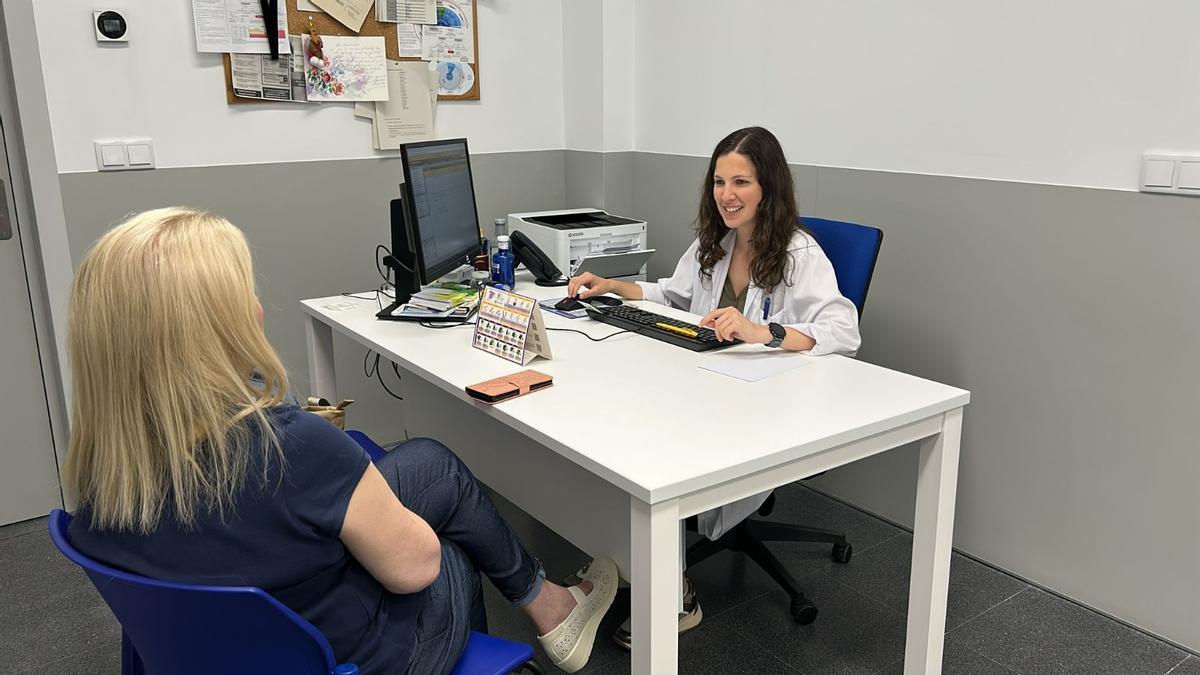 Una médica de Primaria pasa consulta en el centro de salud de Malilla, en el departamento del doctor Peset.