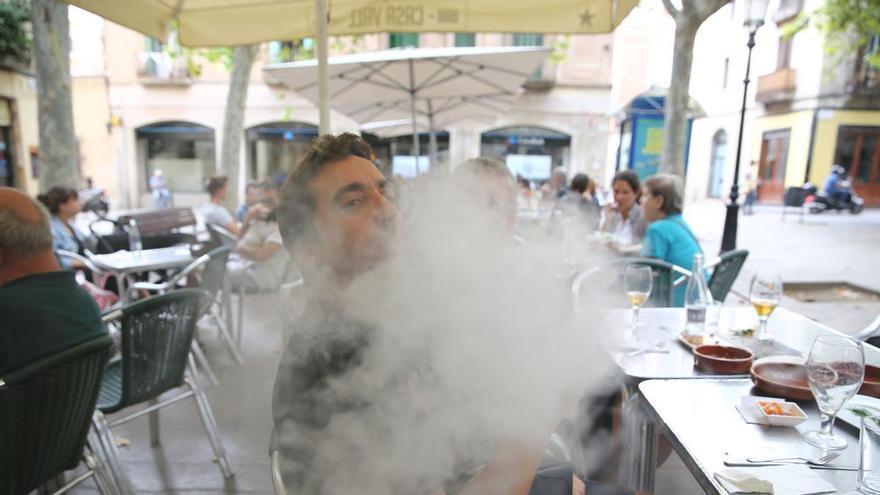 La patronal estatal de bares y restaurantes: "Prohibir fumar en las terrazas de un país tan turístico será pegarse un tiro en el pie"
