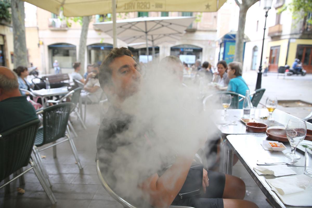 BARCELONA 23/09/2022 Catalunya prohibirá fumar en terrazas entrada de escuelas y marquesinas de bus. En la foto gente fumando en la Plaça Rovira del barrio de Gracia FOTO ELISENDA PONS