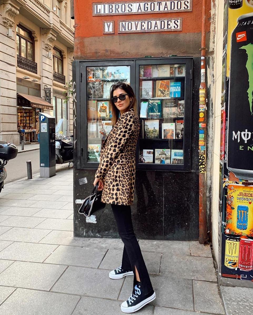 Mery Turiel con blazer de leopardo y pantalón negro