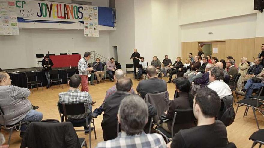 Asistentes a la asamblea de Podemos Gijón.