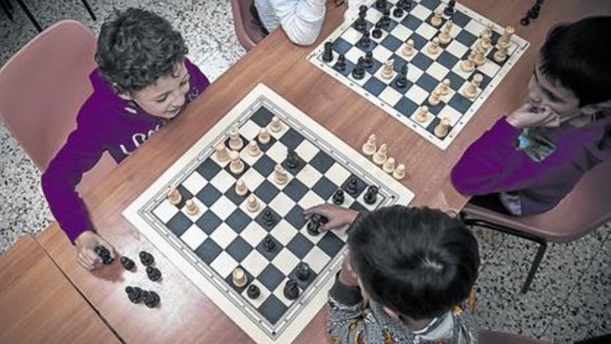 Unos niños juegan al ajedrez en el centro Edami de Barcelona, el pasado viernes.