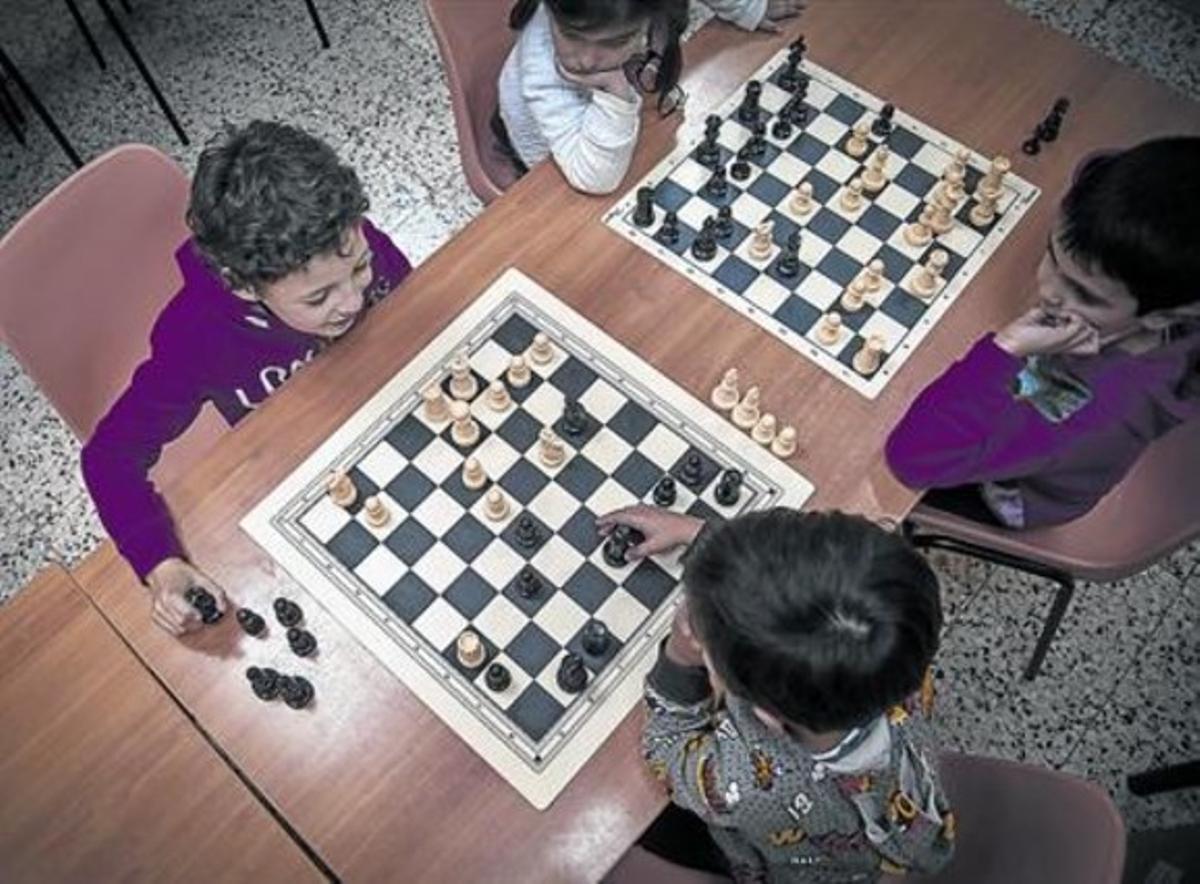 Uns nens juguena escacs al centre Edami de Barcelona, divendres passat.