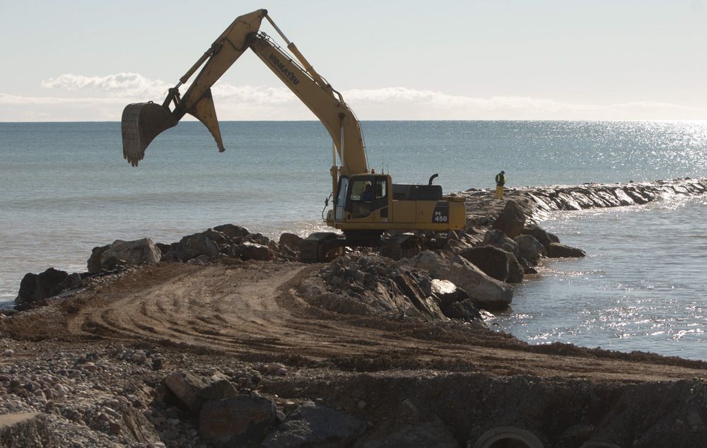 Estado de las obras en la playa de Almenara, con la grava extraída en las playas de Sagunt.