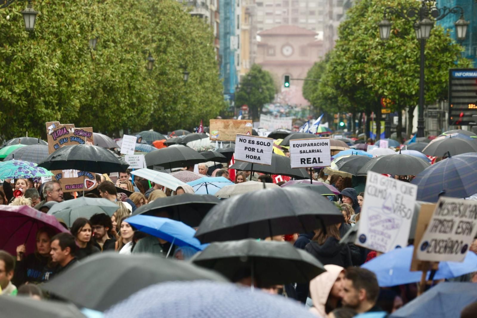 EN IMÁGENES: Así fue la gran manifestación de profesores por la enseñanza pública asturiana