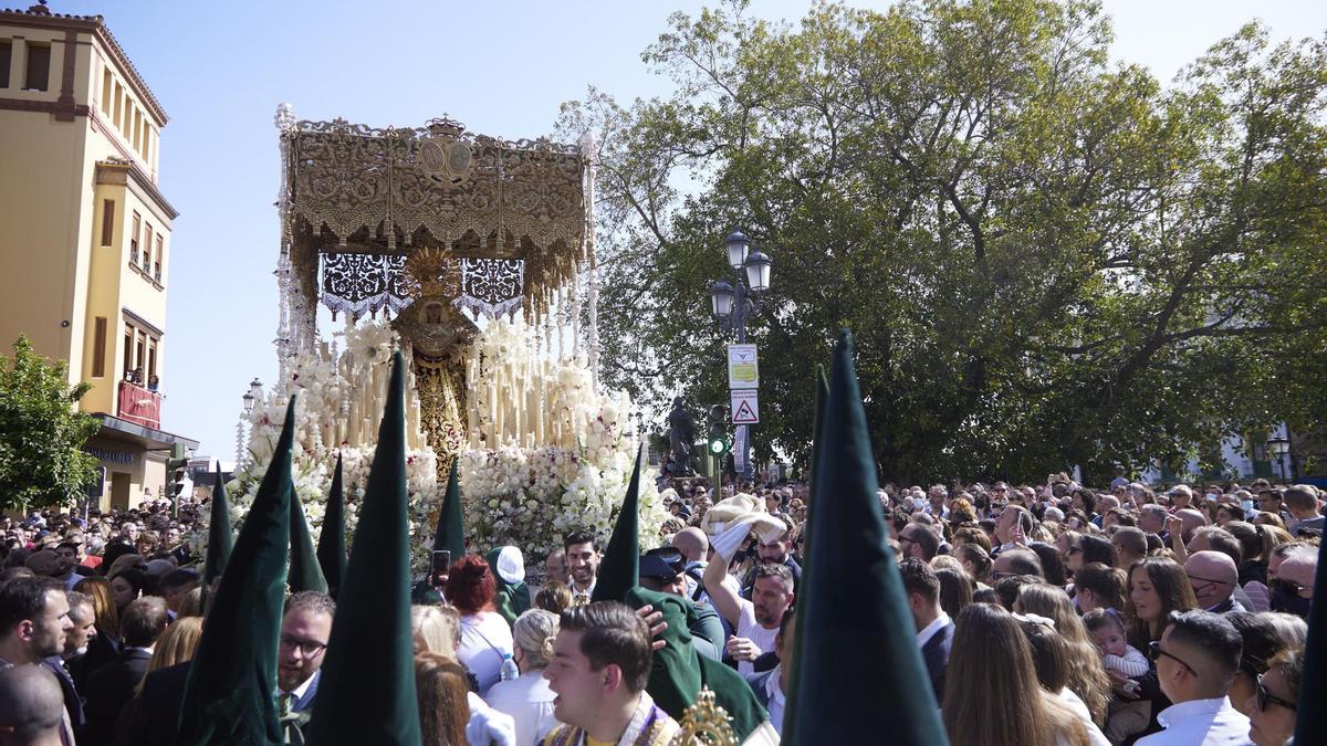 La Esperanza de Triana con un tiempo espléndido en Semana Santa