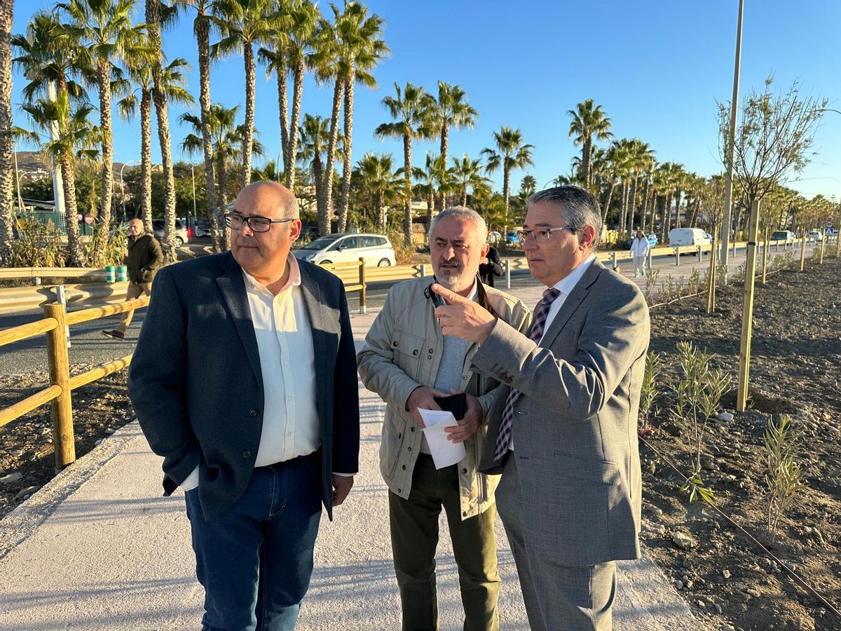 Un momento de la visita al tramo de la Senda Litoral a la altura de Chilches.