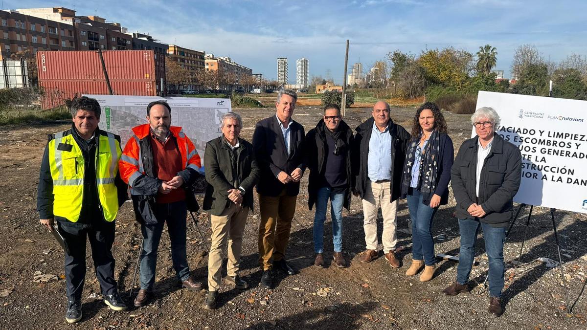 El conseller Martínez Mus y el alcalde Cabanes, en el centro, en la clausura del punto escombros de Sedaví.