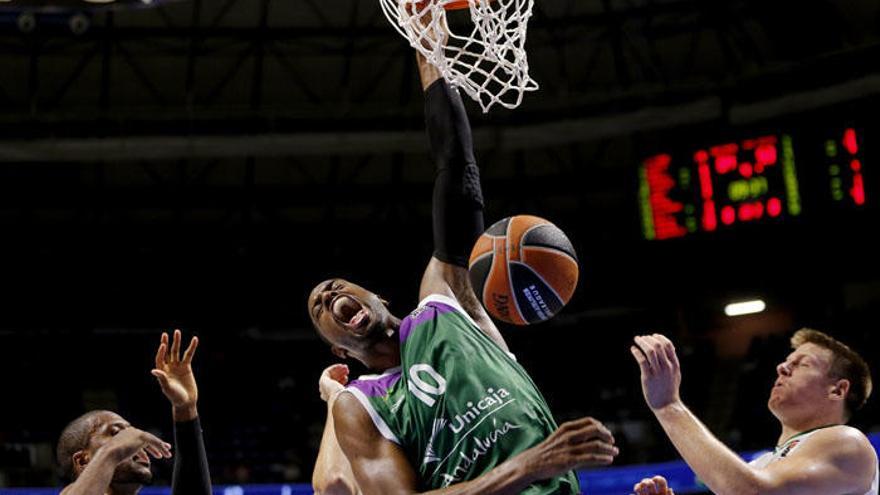 Will Thomas machaca con rabia el aro en un partido con el Unicaja de Euroliga.