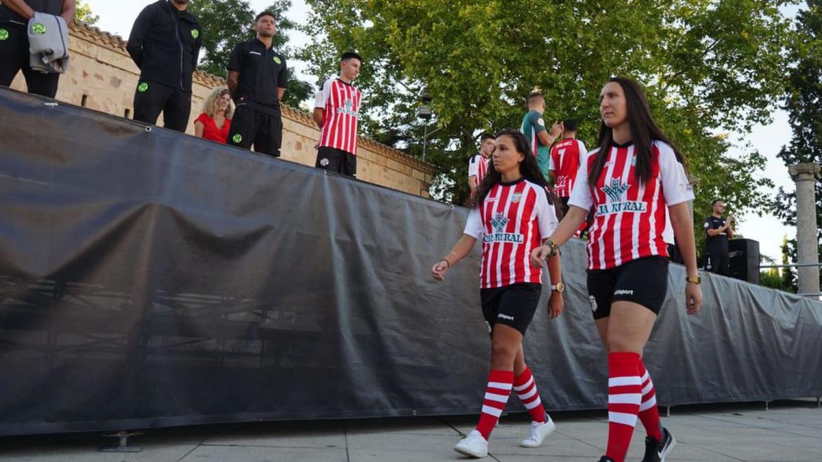 Las jugadoras del ZCF Amigos del Duero lucen sus nuevas equipaciones. | J. L. Fernández