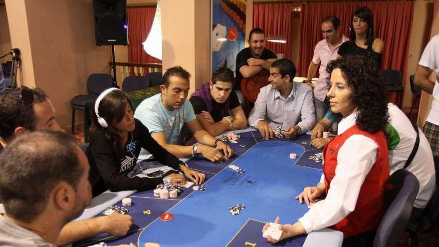 Participantes en un campeonato de póker en el casino del hotel de A Toxa. // Miguel Muñiz Domínguez