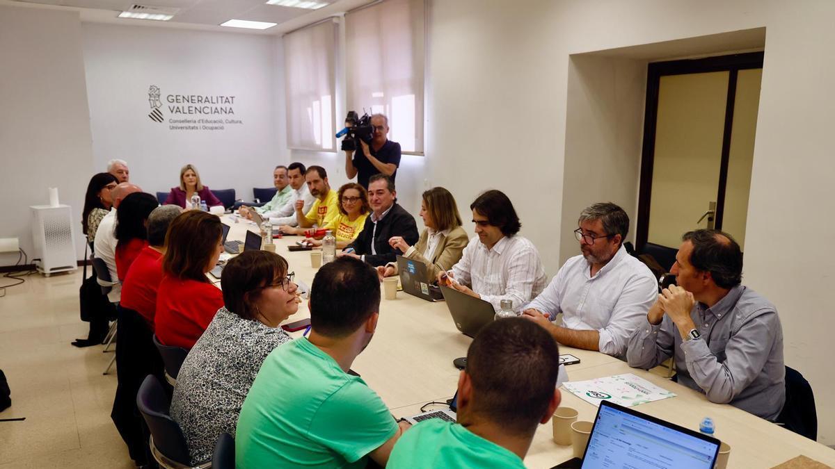 La mesa de negociación con la consellera y los sindicatos