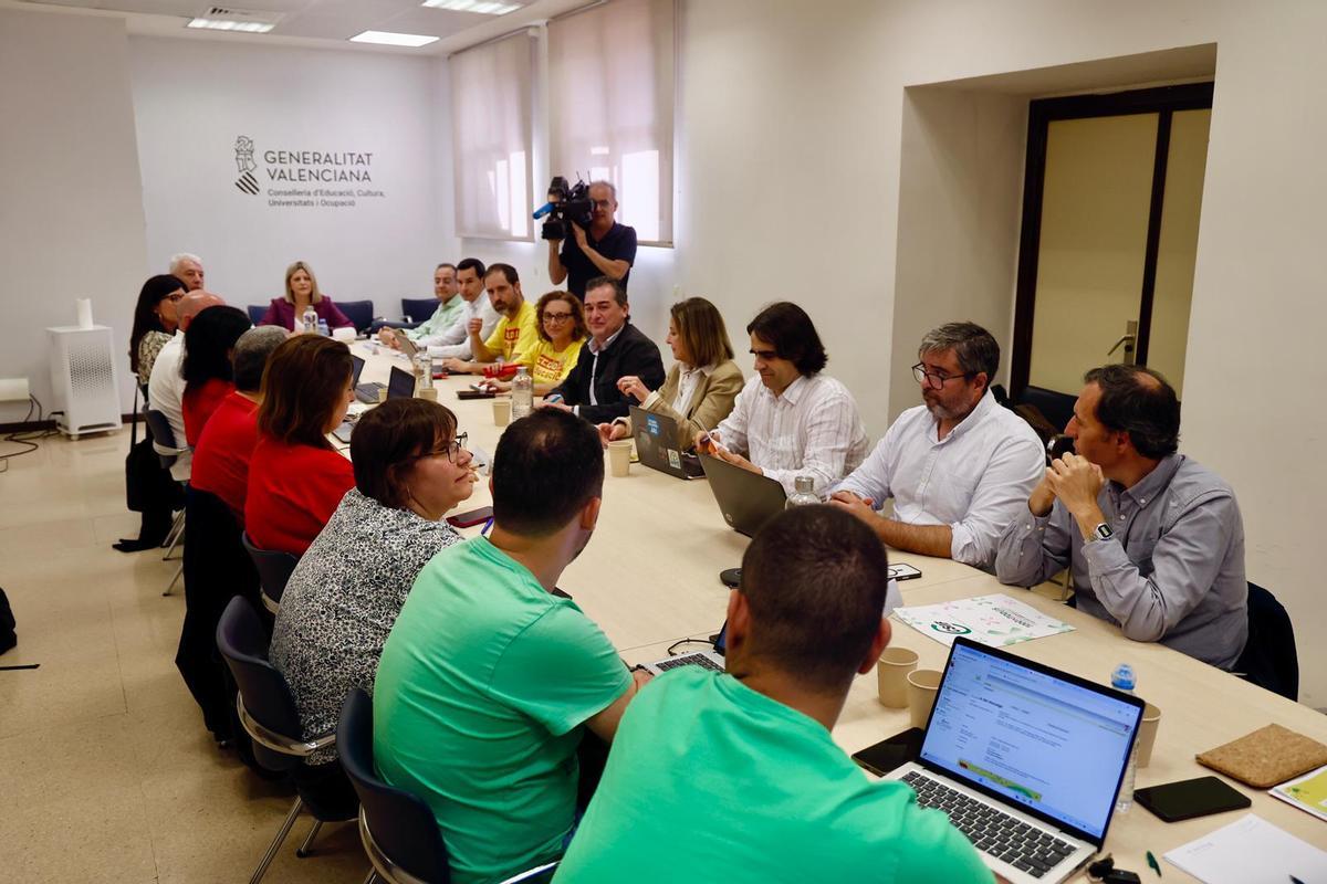 La mesa de negociación con la consellera y los sindicatos