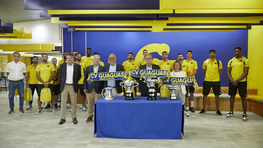 El Club Voleibol Guaguas brinda sus cuatro títulos a los empleados de Guaguas Municipales