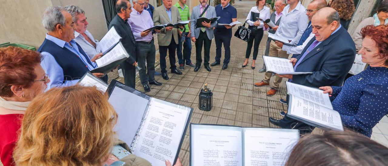 Un grupo de auroros entona los cantos el día de Todos los Santos en Orihuela.