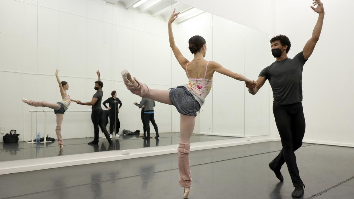 Pérez y Barkman ensayan su coreografía en una de las salas del IAACC Pablo Serrano.