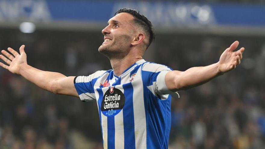 Lucas celebra su gol contra el Tarazona ayer en Riazor. |  // CARLOS PARDELLAS