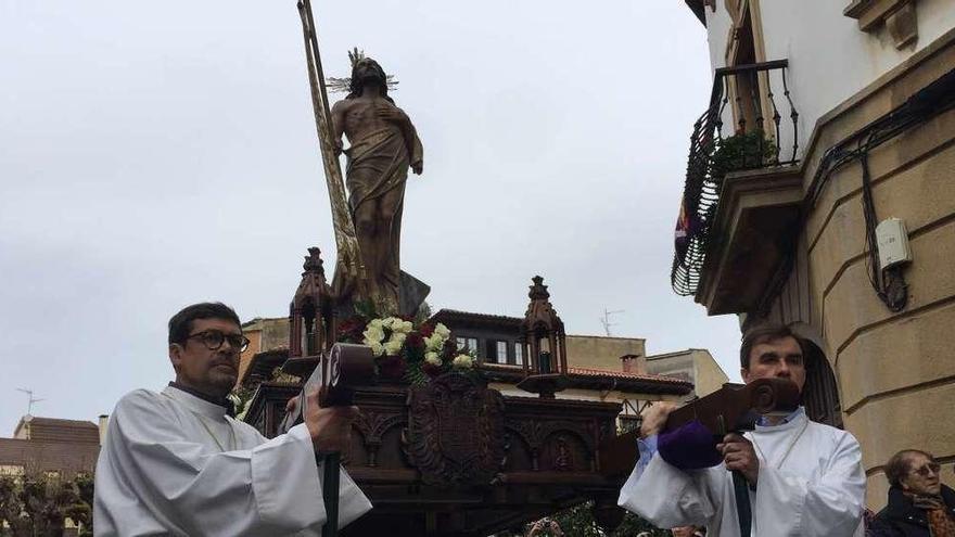 El gaitero José Ángel Hevia porta la imagen de Jesús Resucitado. En el círculo, la Banda de Gaites &quot;El Gaitero&quot; de Villaviciosa anima la procesión maliayesa.