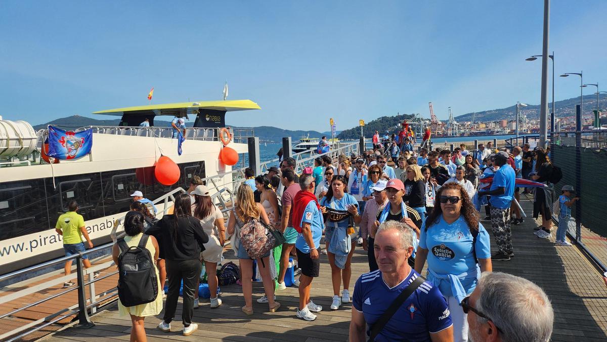 Uno de los viajes en catamarán organizados por la Peña Carcamáns.