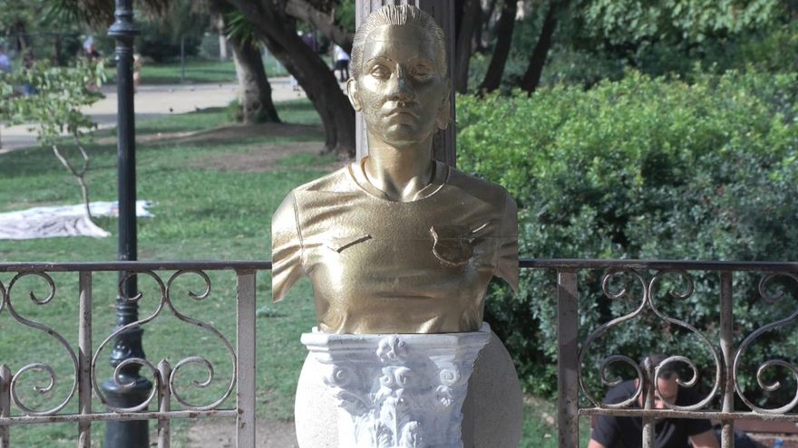 Un busto dorado inmortaliza a Aitana en Barcelona tras su tercer balón de oro