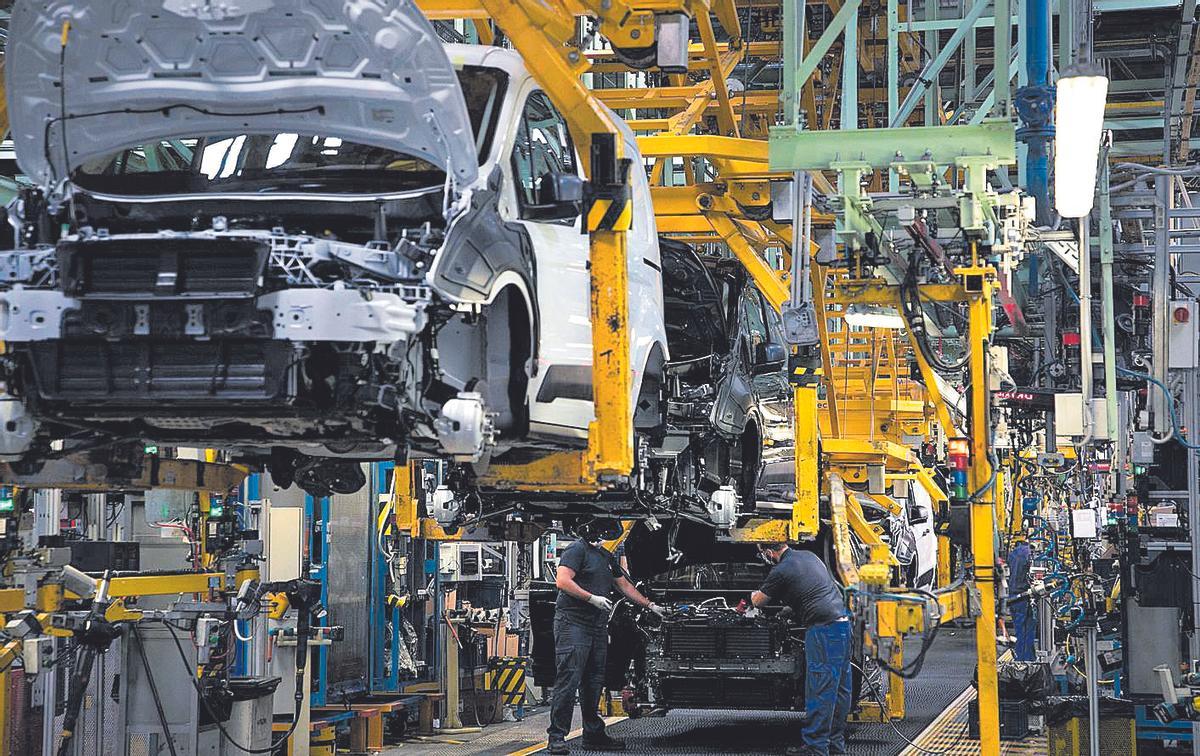 Una de las líneas de producción de la planta de Ford en Almussafes.