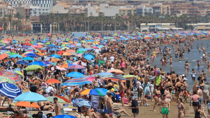 El asfixiante calor no da tregua con hasta 36 grados y amenaza de chubascos