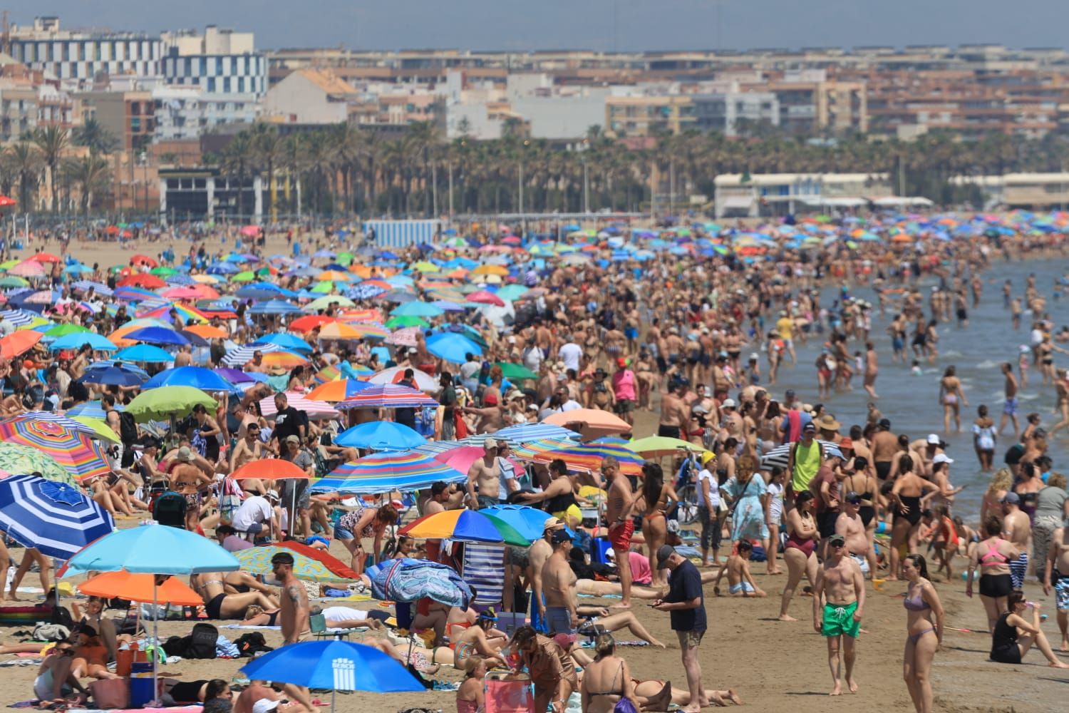 Llenazo en la play de la Malvarrosa en este domingo de calor asfixiante