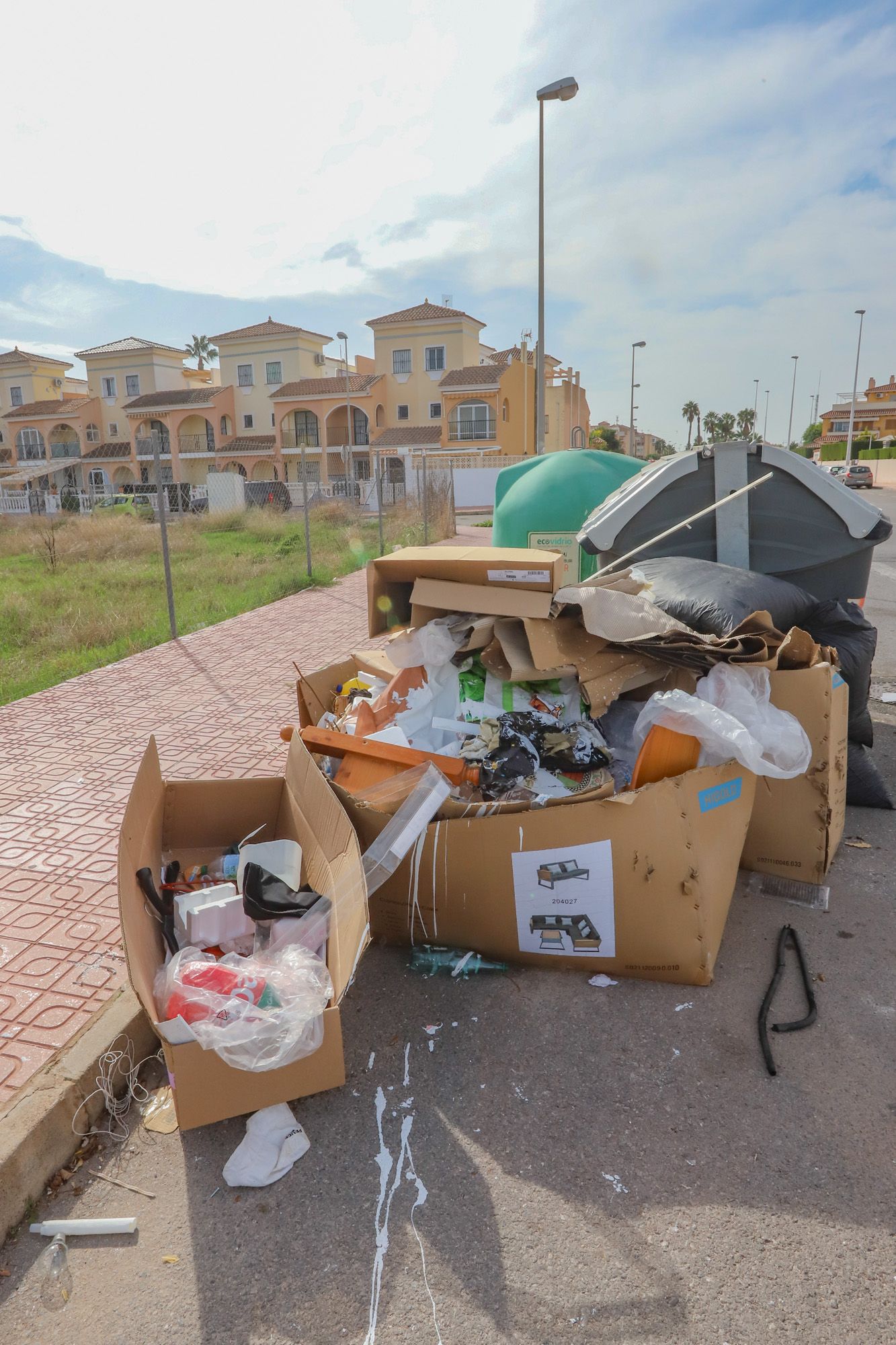 Orihuela Costa colapsada de basura