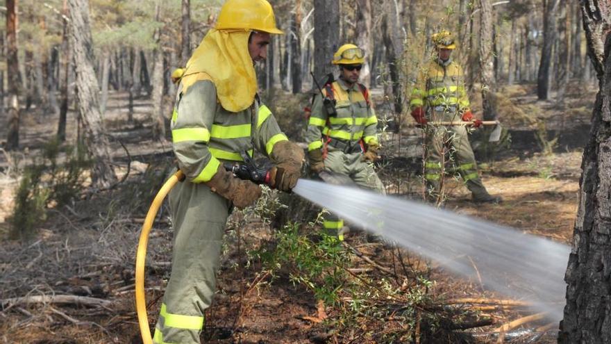 Bomberos extinguen el fuego en Latedo.