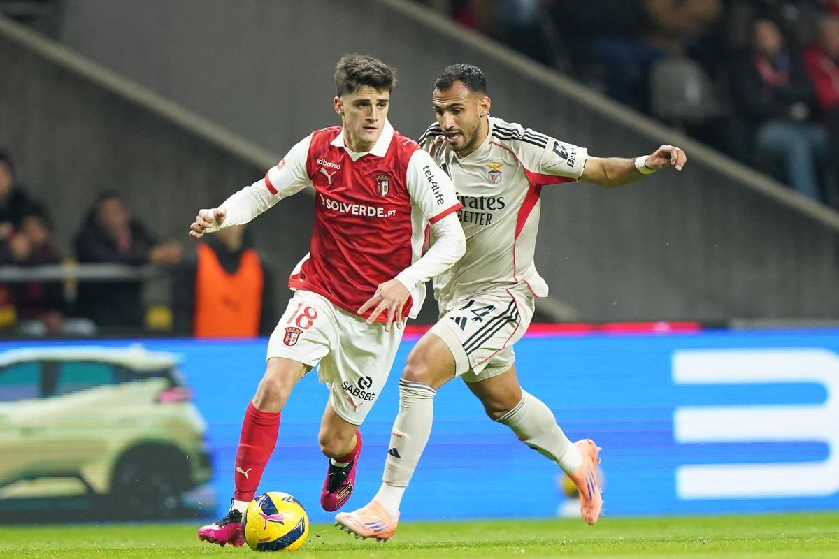 Pau Víctor se marcha de la marca de Pavlidis en el Braga-Benfica