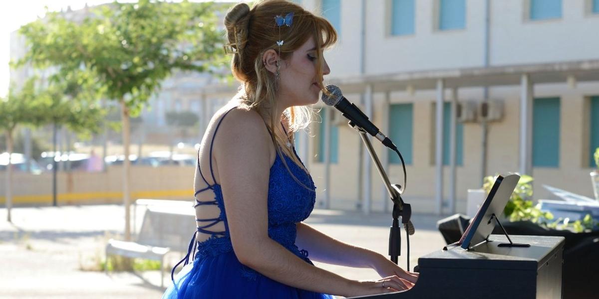 Noa Llop Gil, en una de sus actuaciones en una actividad en el instituto Broch i Llop de Vila-real.