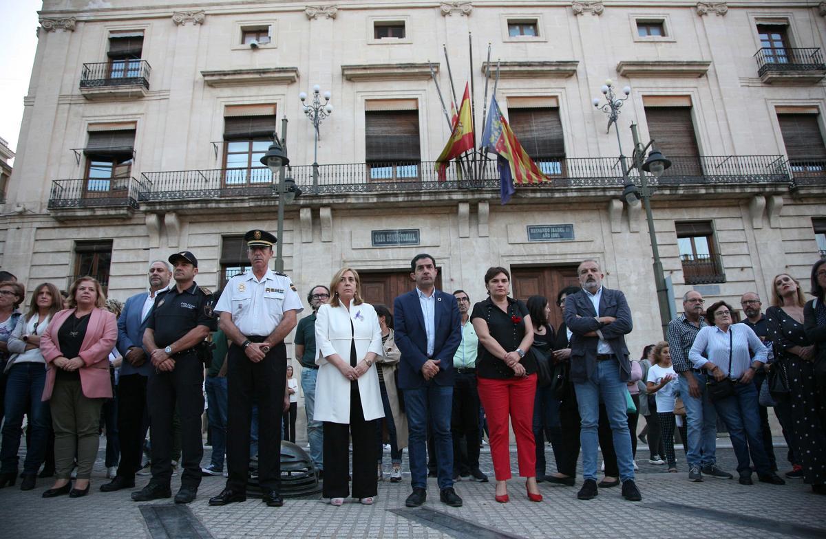Rabia y dolor en la concentración contra la violencia de género en Alcoy