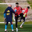 Luis de la Fuente y Joan Garcia en él último entrenamiento en Las Rozas antes del España-Egipto