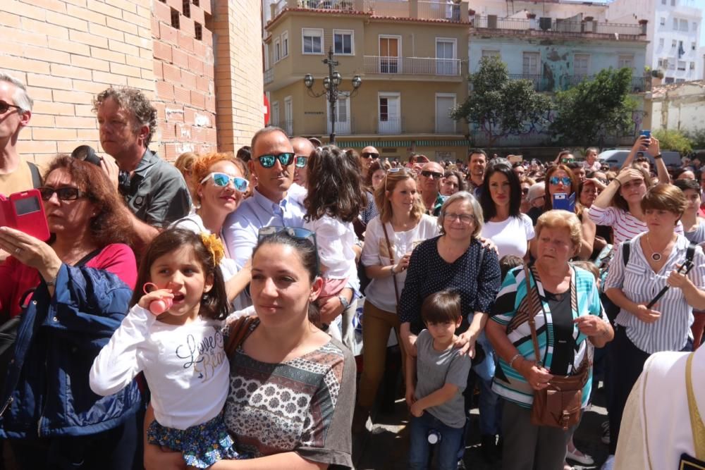 La Hermandad del Jesús Nazareno de los Pasos y María del Rocío Coronada abre los cortejos del día desde el entorno de la plaza de la Victoria