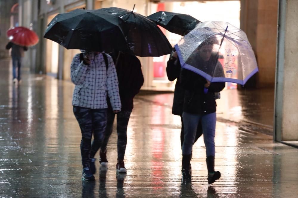 La lluvia, en el centro de Vigo // J. Lores