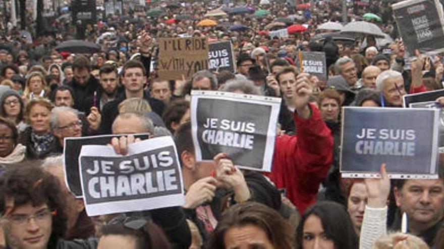 Miles de personas marchan en silencio por las calles francesas contra el terrorismo