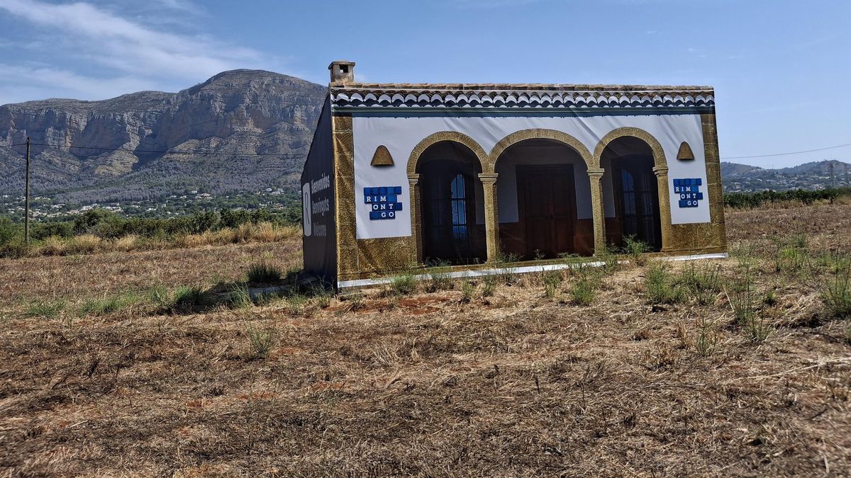 El "casup" agrícola de les Valls del Montgó está forrado ahora con una lona que reproduce un porche