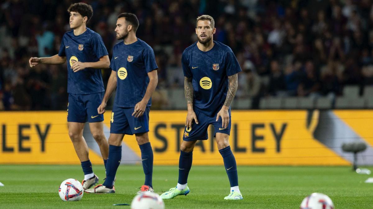 Eric Garcia, entre Cubarsí y Iñigo Martínez durante el calentamiento
