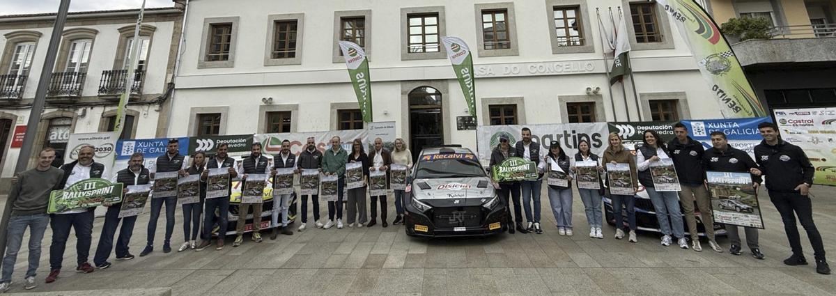 Presentación del tercer Rallysprint Concello de Silleda, ayer, delante de la casa consistorial.