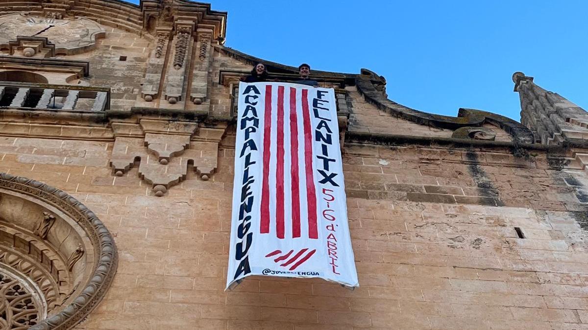 Lona del Acampallengua 2025 colgada d ela iglesia de Sant Miquel de Felantix.