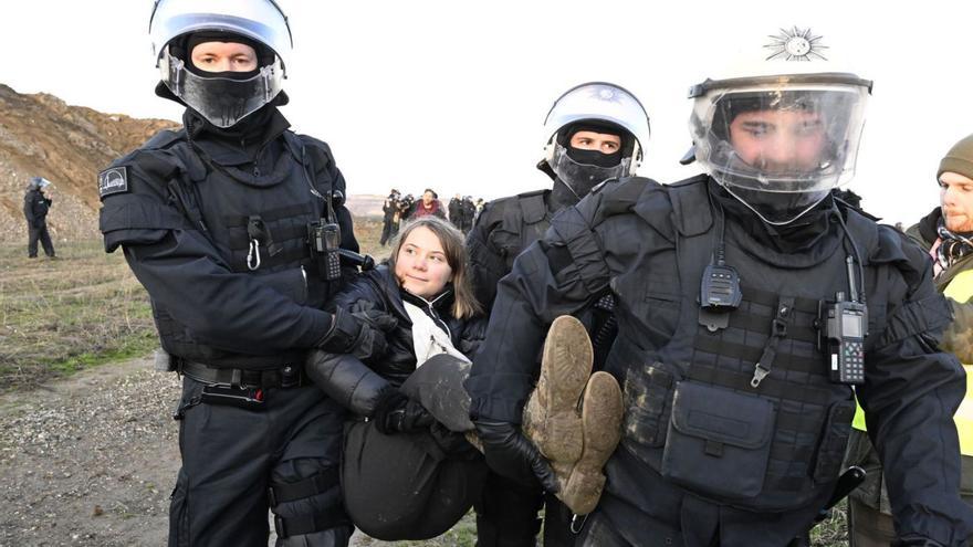 Momento en que Greta Thunberg es llevada en volandas por policías alemanes.  | // ROBERTO PFEIL