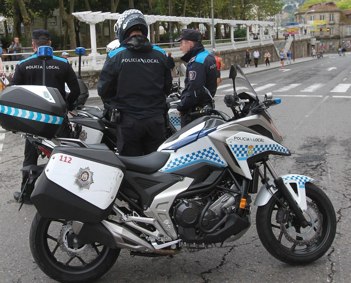 Policías locales de Ourense, durante un servicio.