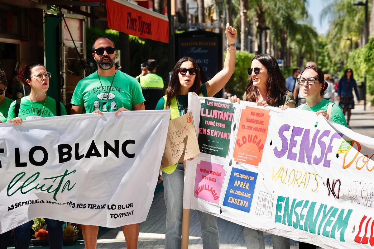 Cerca de 500 personas marchan en Torrent para defender la educación pública