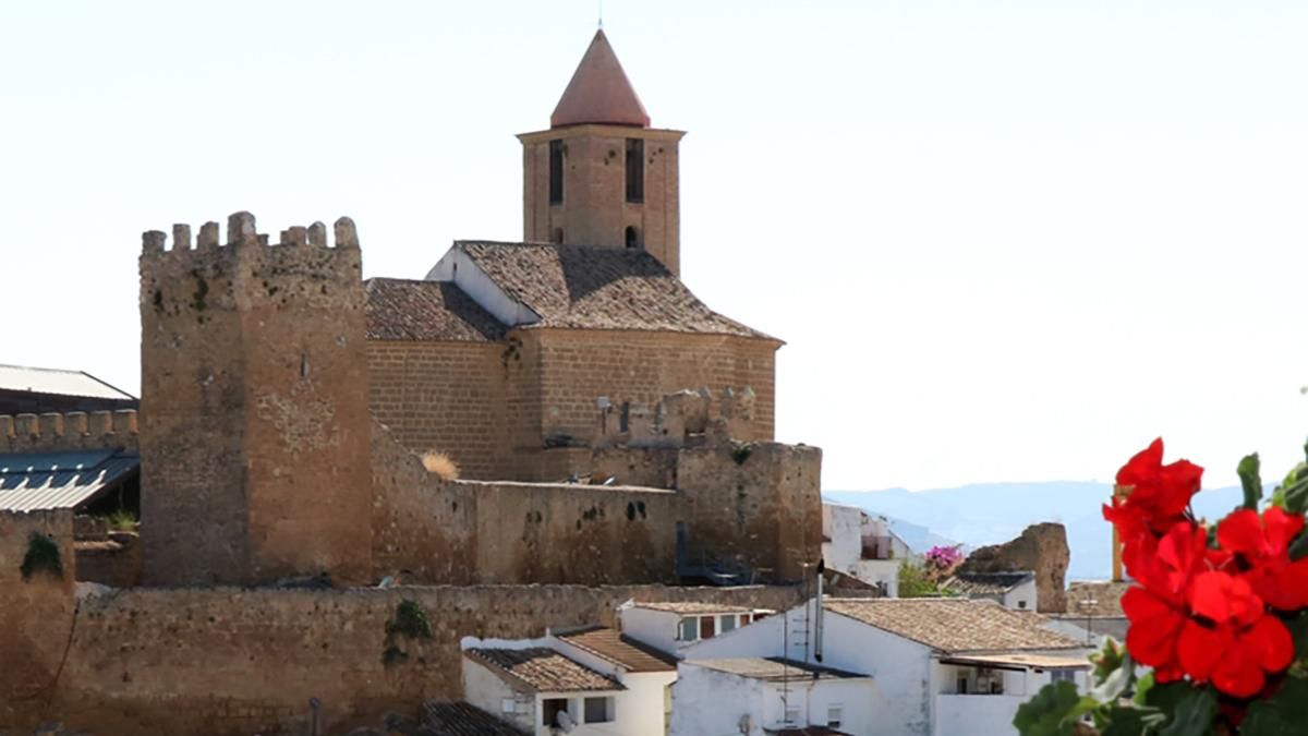 El castillo nazarí preside el casco antiguo de Iznájar, declarado uno de los Pueblos Mágicos de España