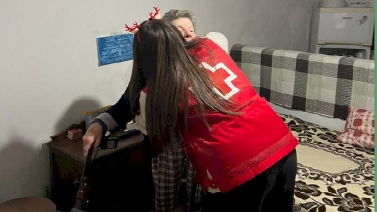 Una voluntaria abraza a una beneficiaria delas cenas de Navidad en una edición anterior del programa