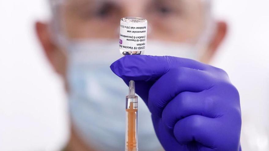 Un sanitario prepara una dosis de vacuna contra el coronavirus.