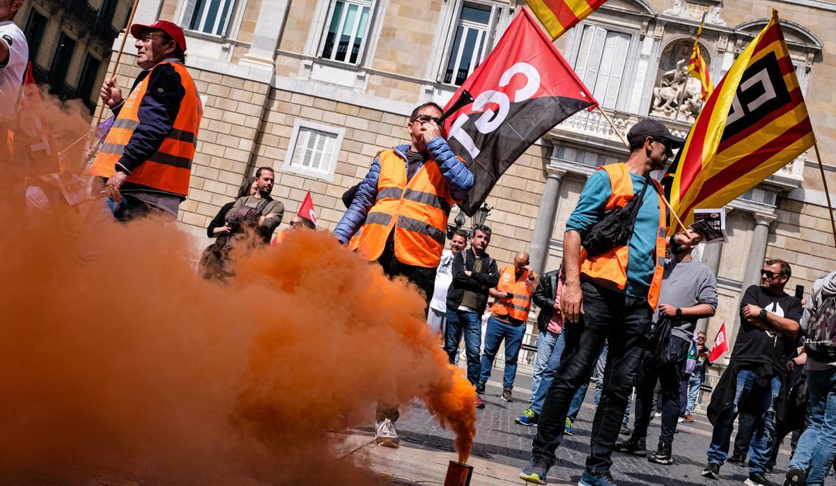 Manifestación de los conductores de Avanza y Monbus en la plaza Sant Jaume de Barcelona.