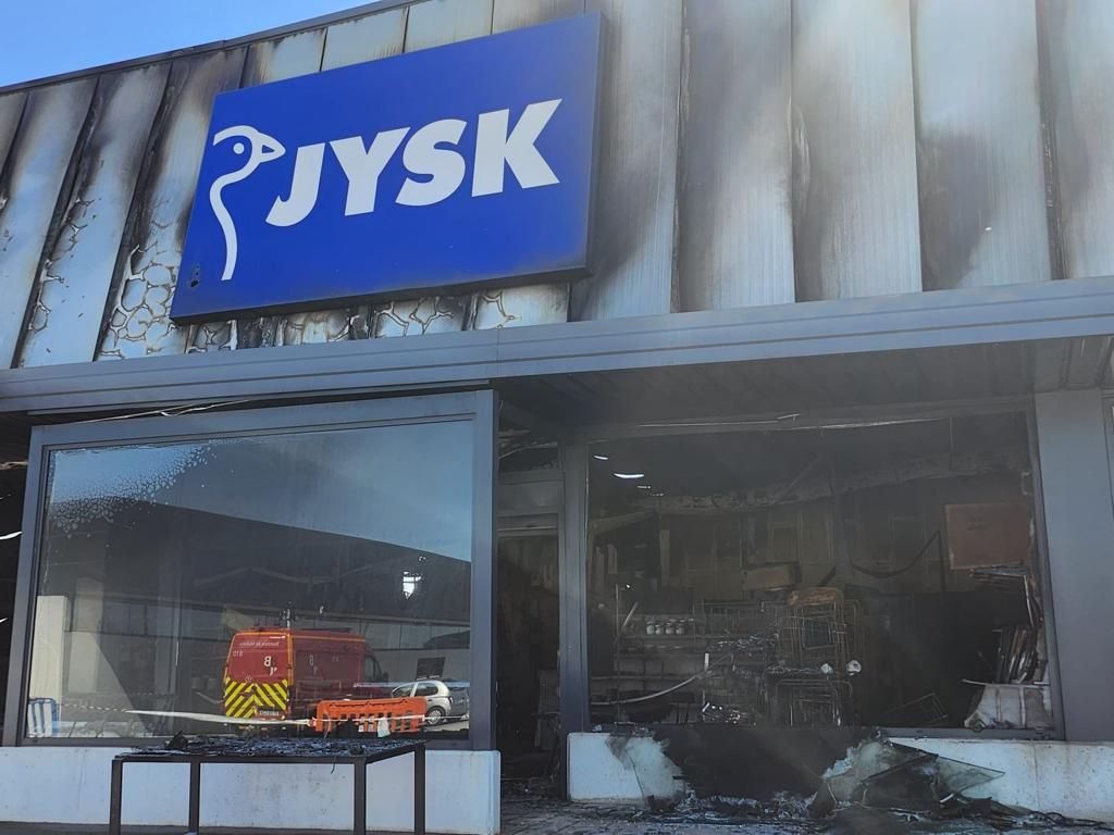 Así ha quedado la tienda de muebles Jysk de Manacor tras en incendio -  Diario de Mallorca