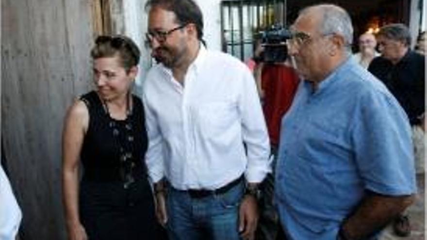 Pia Bosch, a l&#039;esquerra, amb Àlex Sáez, i Joaquim Nadal, a la dreta.